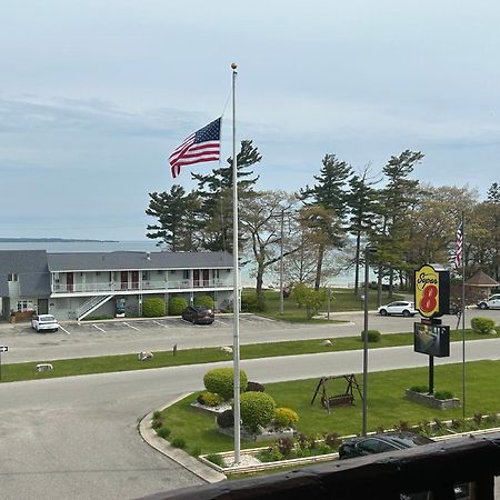 Super 8 By Wyndham Bridgeview Of Mackinaw City Exterior photo