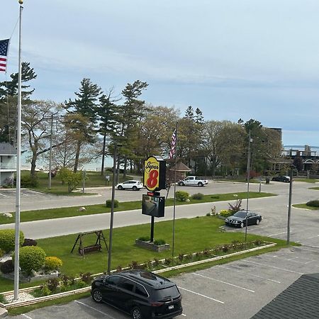 Super 8 By Wyndham Bridgeview Of Mackinaw City Exterior photo