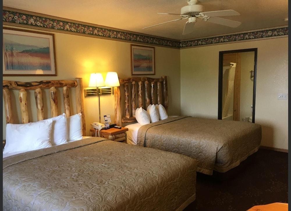 Super 8 By Wyndham Bridgeview Of Mackinaw City Exterior photo
