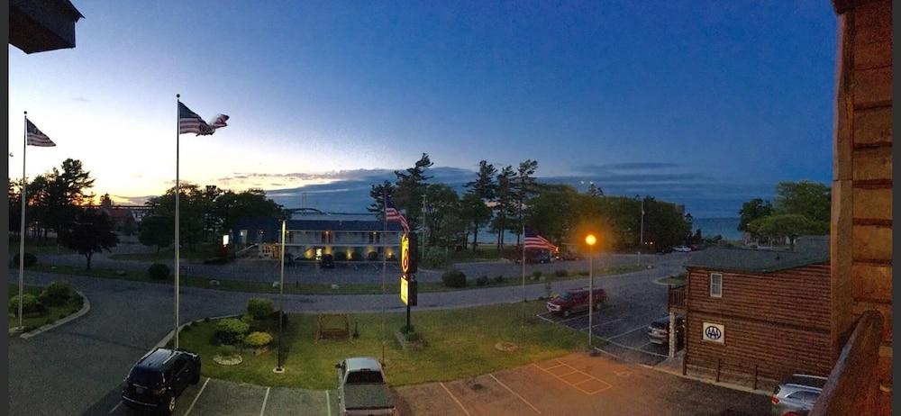 Super 8 By Wyndham Bridgeview Of Mackinaw City Exterior photo