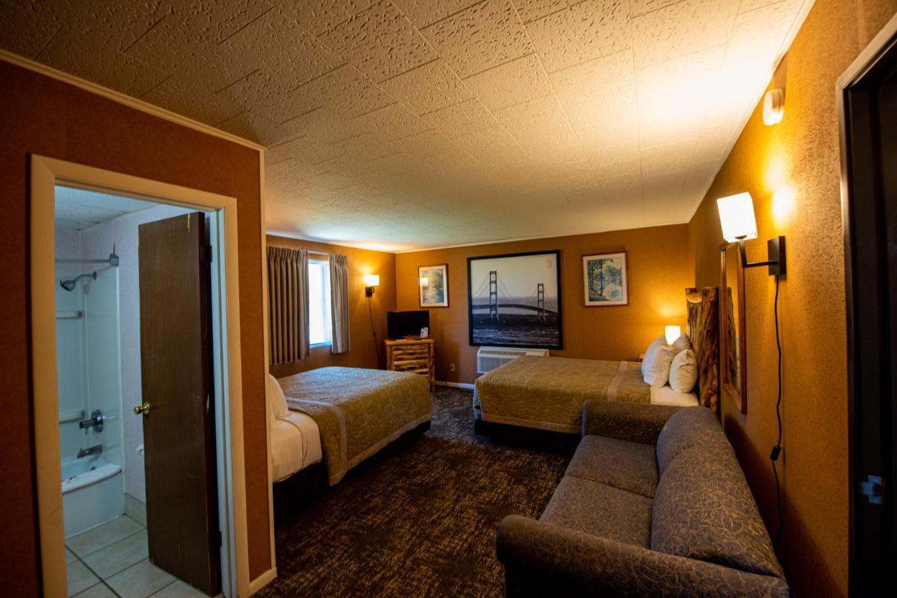 Super 8 By Wyndham Bridgeview Of Mackinaw City Exterior photo