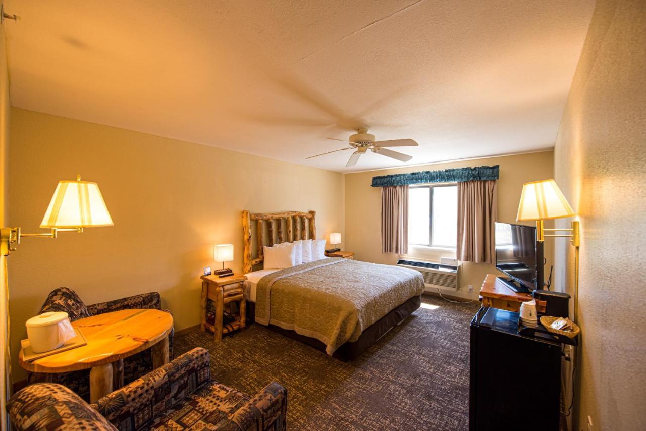 Super 8 By Wyndham Bridgeview Of Mackinaw City Exterior photo