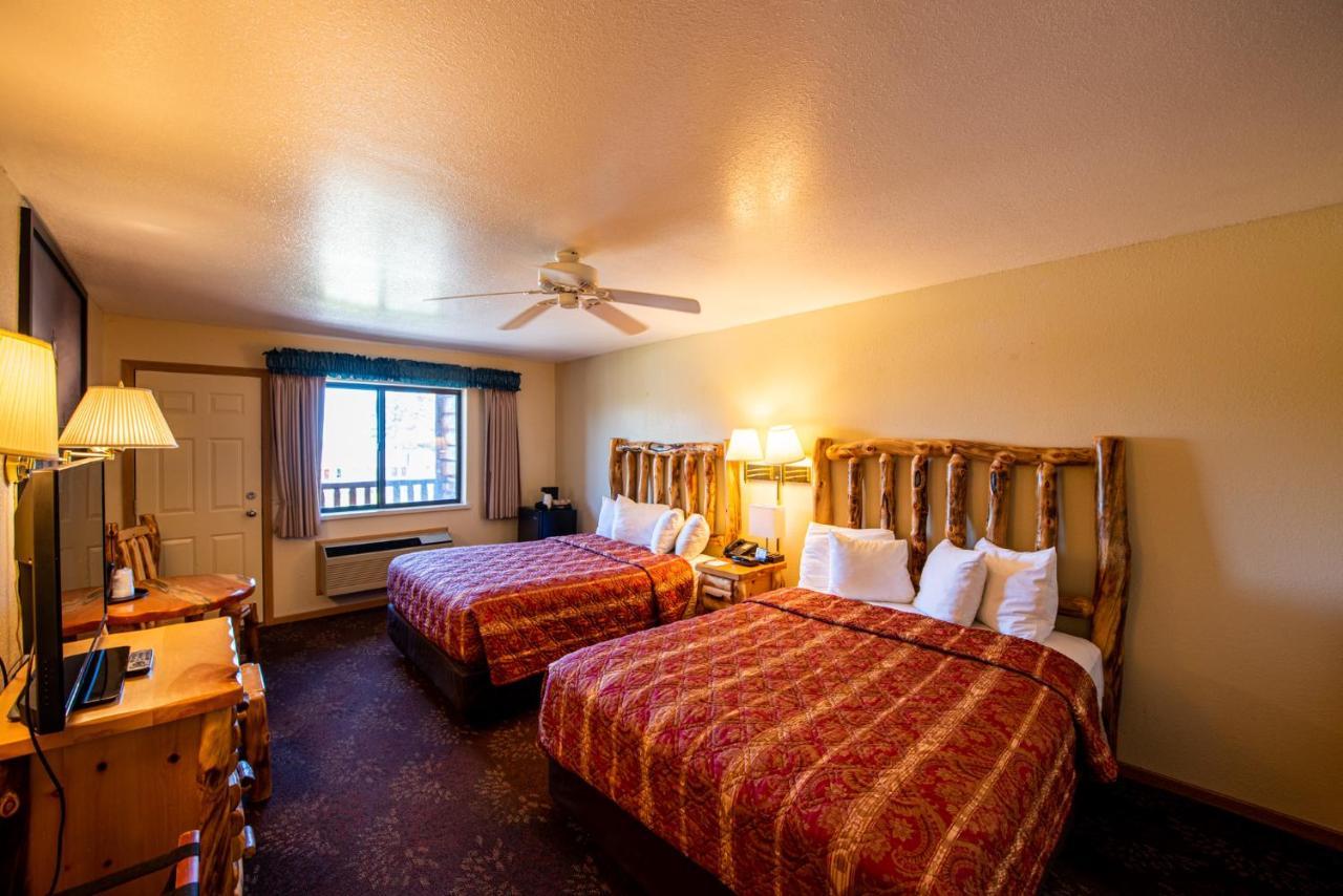 Super 8 By Wyndham Bridgeview Of Mackinaw City Exterior photo