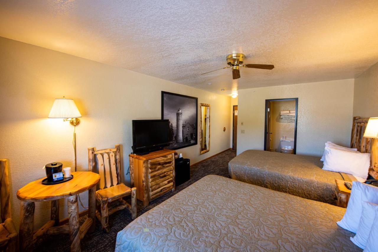 Super 8 By Wyndham Bridgeview Of Mackinaw City Exterior photo