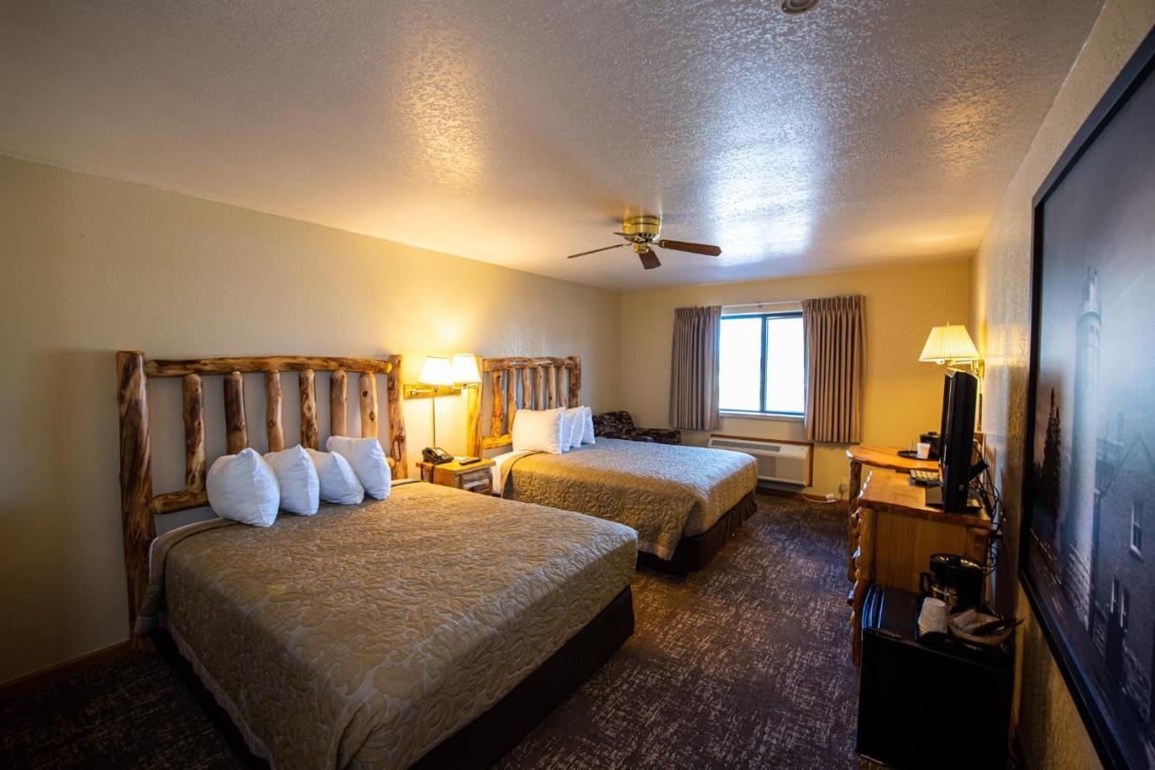 Super 8 By Wyndham Bridgeview Of Mackinaw City Exterior photo