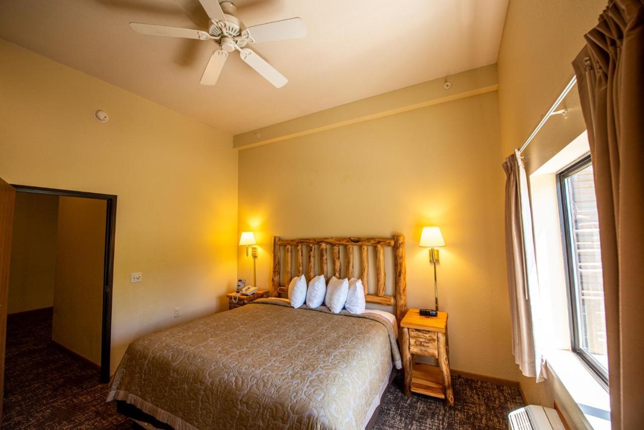 Super 8 By Wyndham Bridgeview Of Mackinaw City Exterior photo