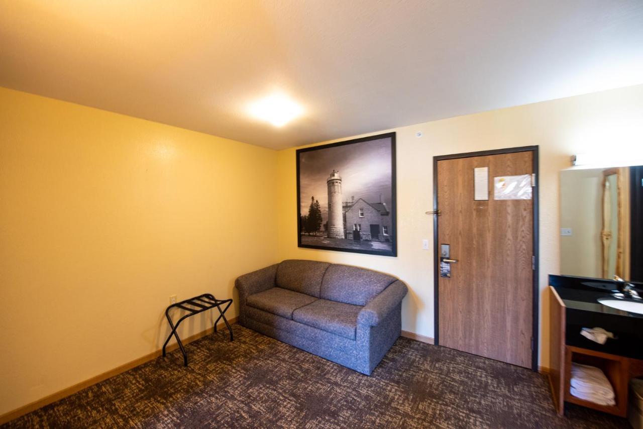 Super 8 By Wyndham Bridgeview Of Mackinaw City Exterior photo