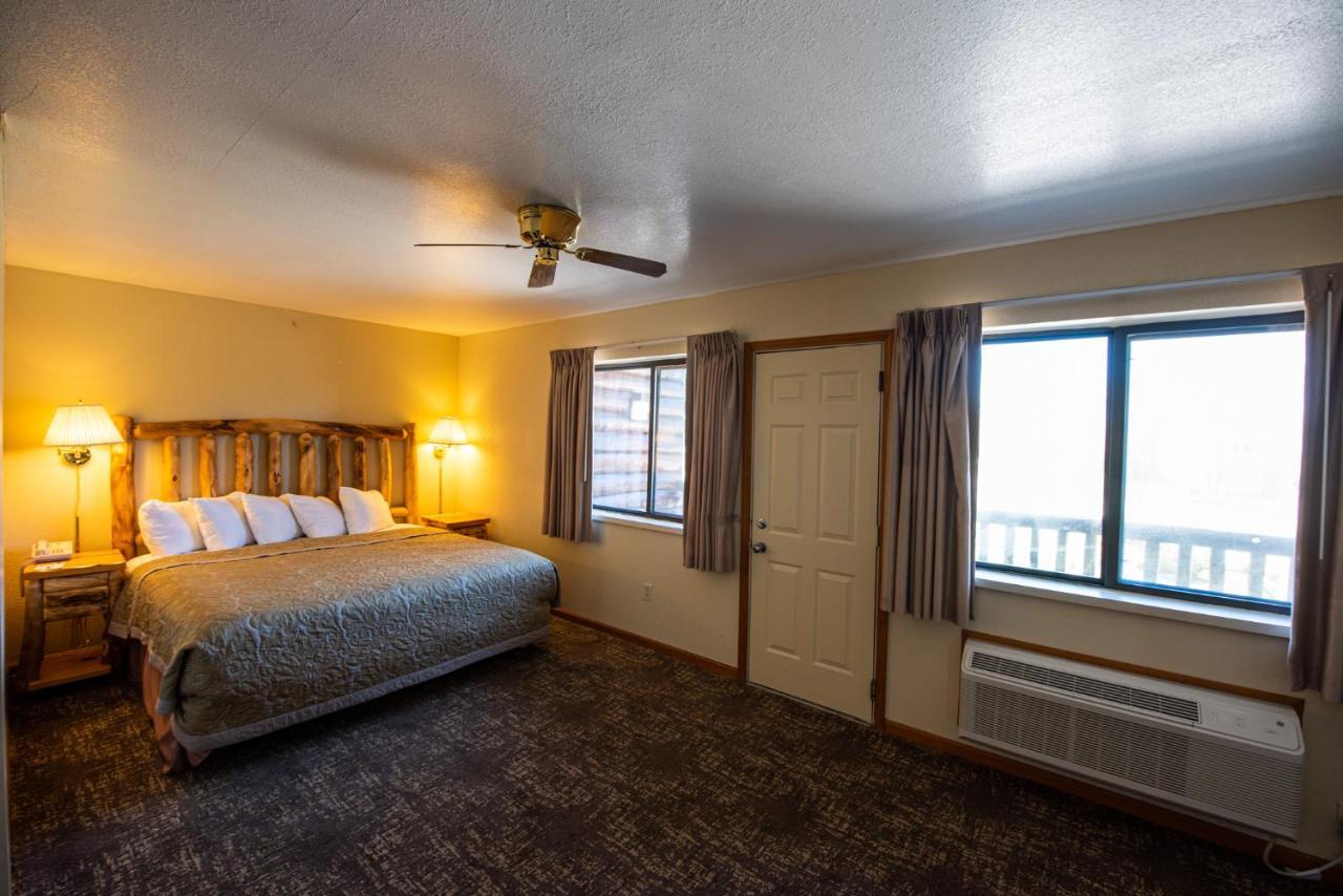 Super 8 By Wyndham Bridgeview Of Mackinaw City Exterior photo