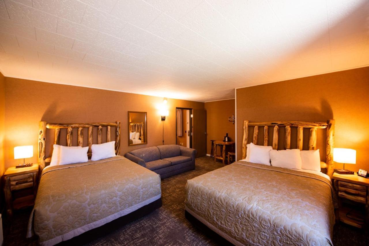 Super 8 By Wyndham Bridgeview Of Mackinaw City Exterior photo