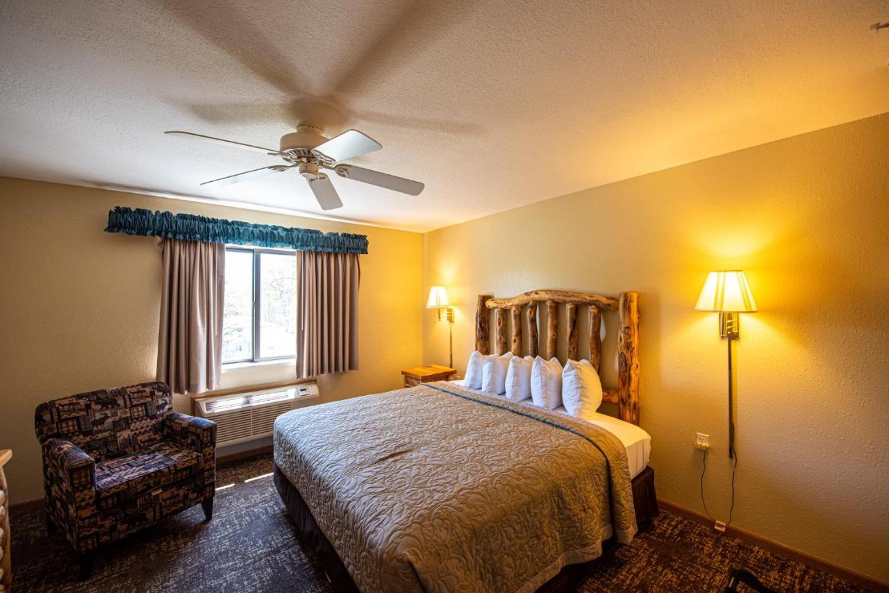 Super 8 By Wyndham Bridgeview Of Mackinaw City Exterior photo