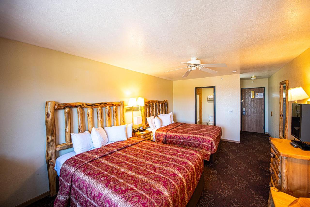 Super 8 By Wyndham Bridgeview Of Mackinaw City Exterior photo
