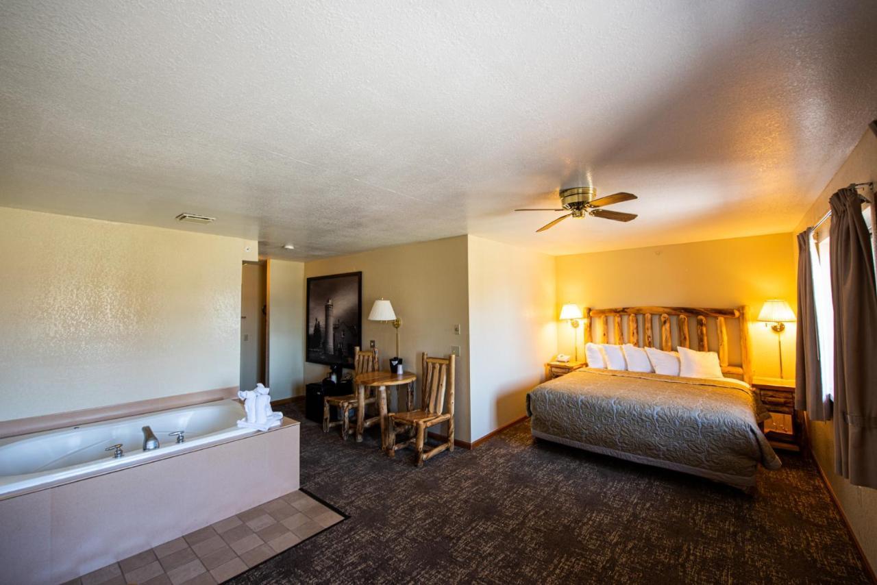 Super 8 By Wyndham Bridgeview Of Mackinaw City Exterior photo