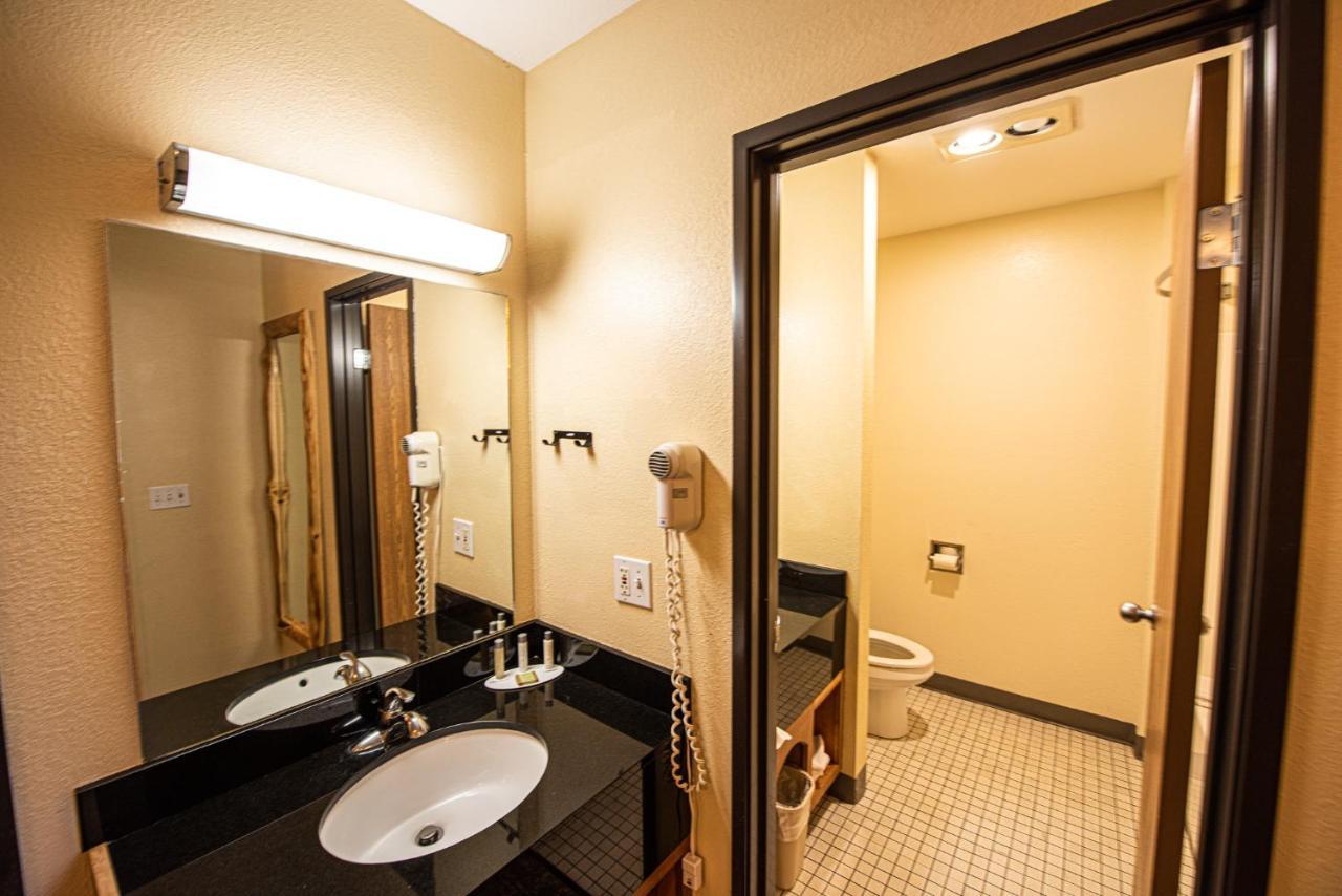 Super 8 By Wyndham Bridgeview Of Mackinaw City Exterior photo