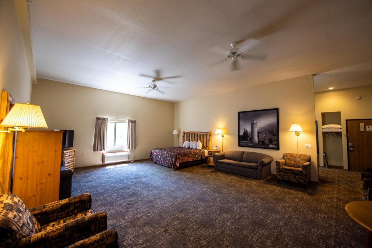 Super 8 By Wyndham Bridgeview Of Mackinaw City Exterior photo