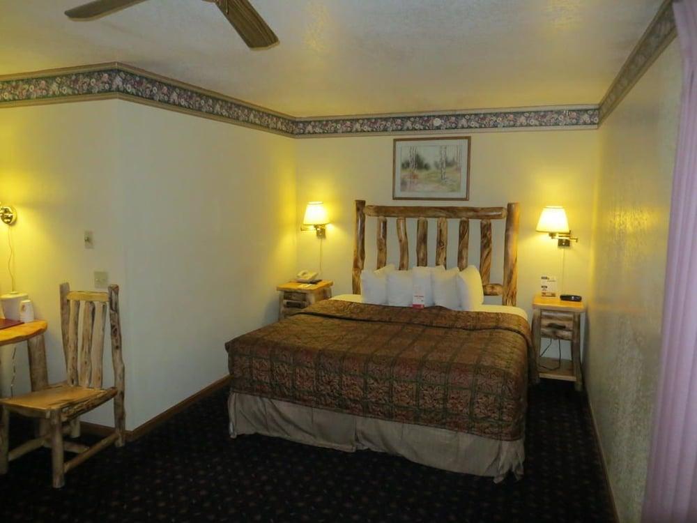 Super 8 By Wyndham Bridgeview Of Mackinaw City Exterior photo