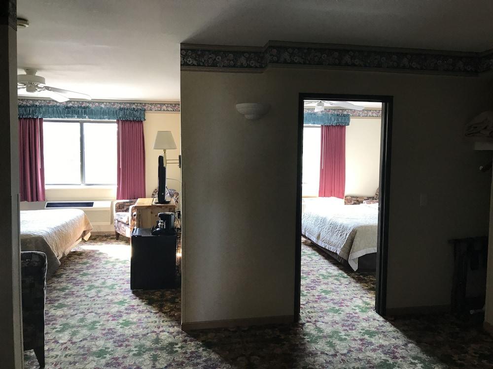 Super 8 By Wyndham Bridgeview Of Mackinaw City Exterior photo