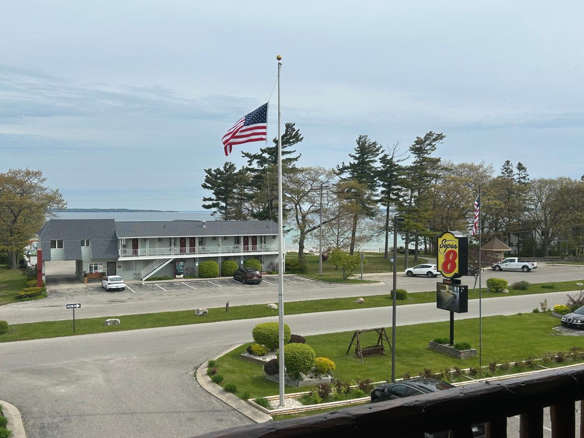 Super 8 By Wyndham Bridgeview Of Mackinaw City Exterior photo