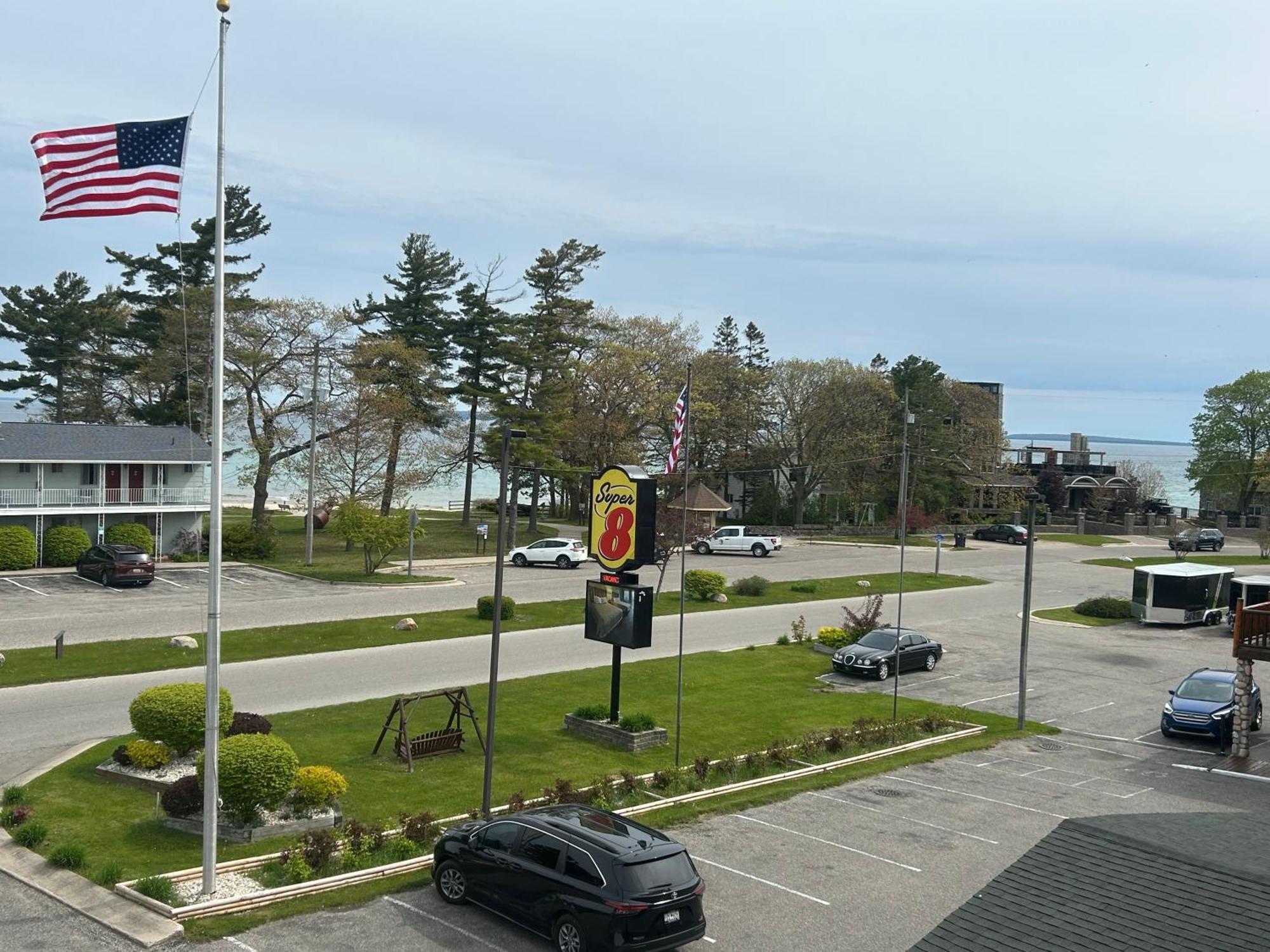 Super 8 By Wyndham Bridgeview Of Mackinaw City Exterior photo