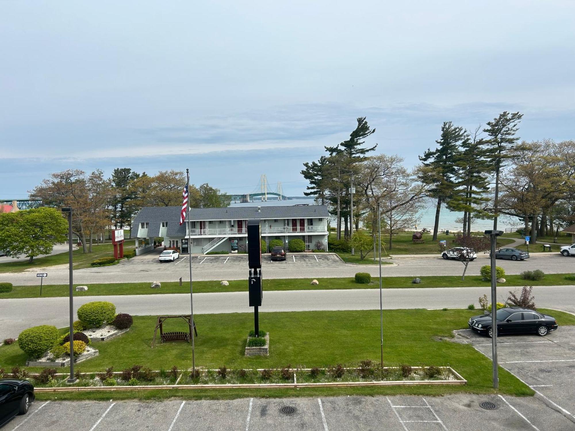 Super 8 By Wyndham Bridgeview Of Mackinaw City Exterior photo