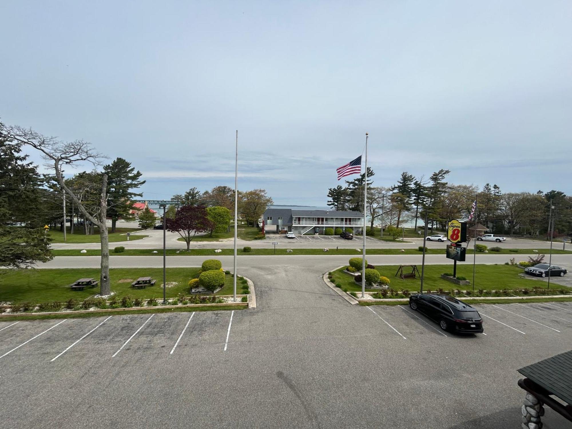 Super 8 By Wyndham Bridgeview Of Mackinaw City Exterior photo