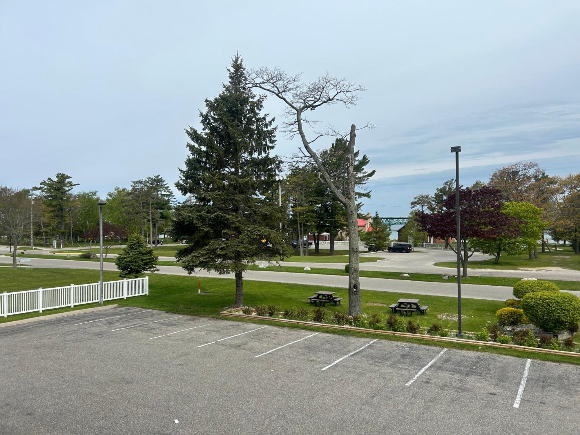 Super 8 By Wyndham Bridgeview Of Mackinaw City Exterior photo