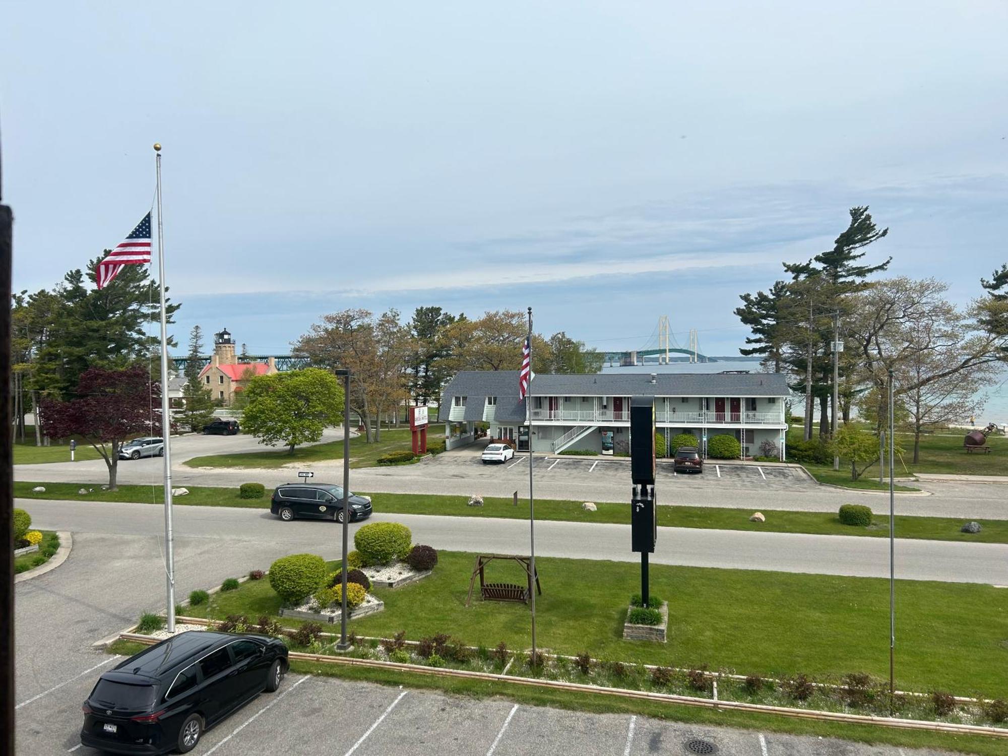 Super 8 By Wyndham Bridgeview Of Mackinaw City Exterior photo