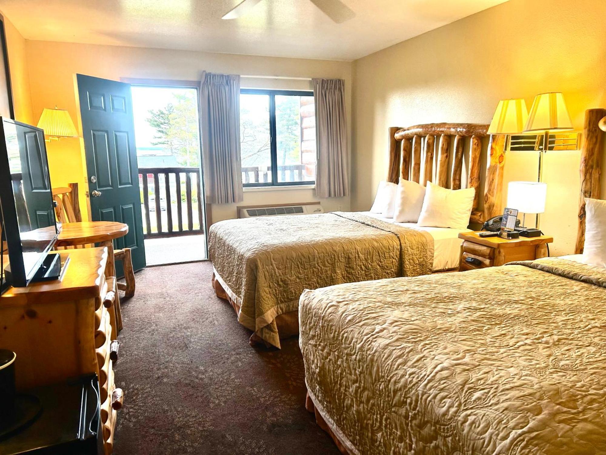 Super 8 By Wyndham Bridgeview Of Mackinaw City Exterior photo