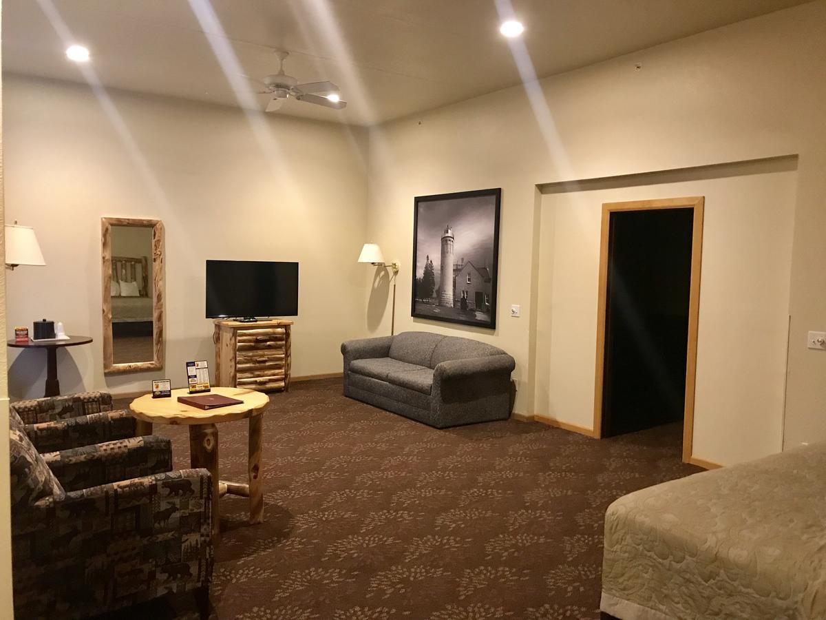 Super 8 By Wyndham Bridgeview Of Mackinaw City Exterior photo
