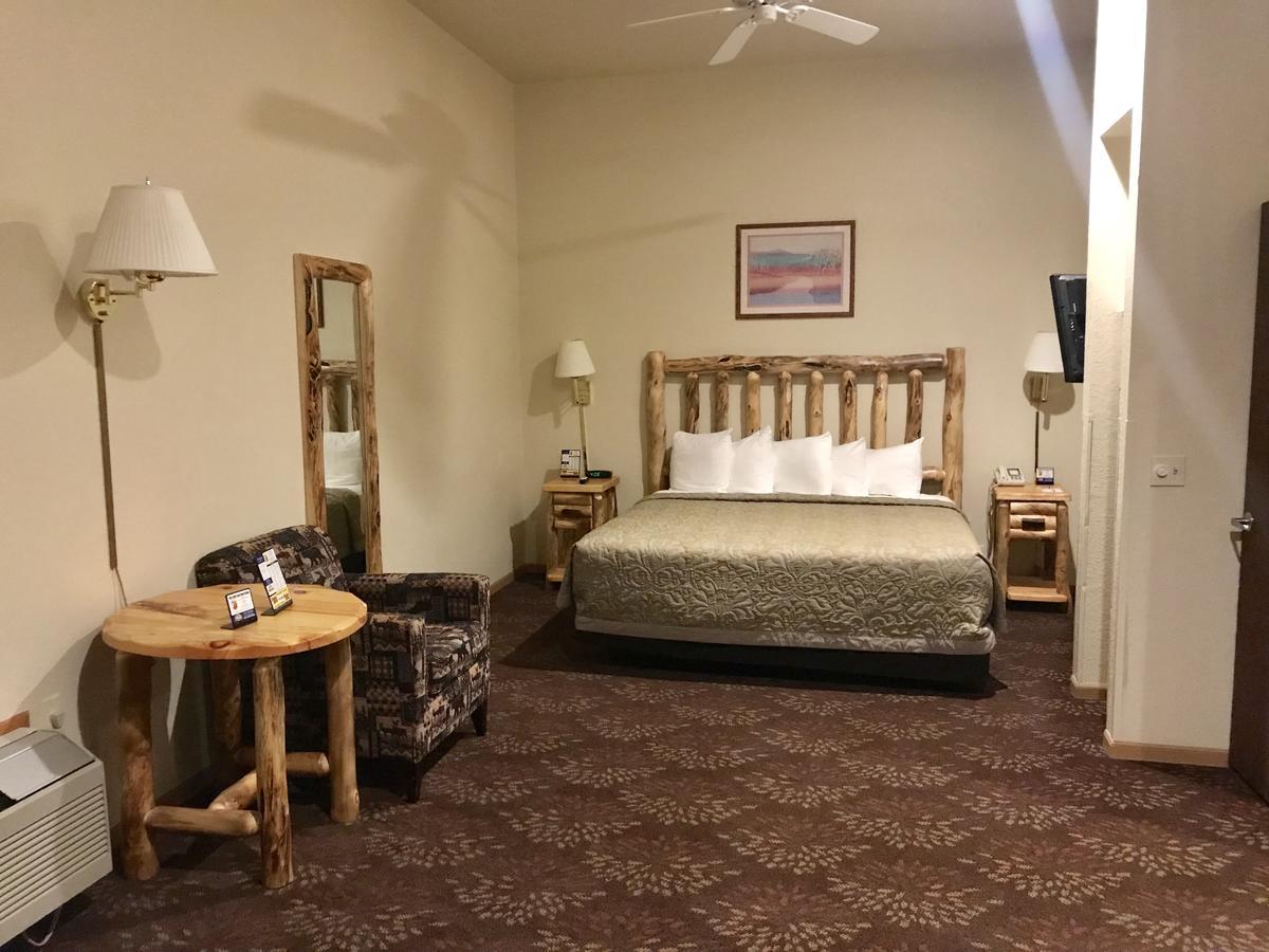 Super 8 By Wyndham Bridgeview Of Mackinaw City Exterior photo