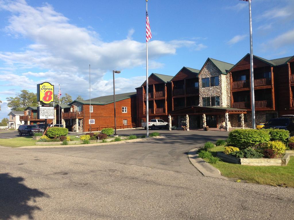 Super 8 By Wyndham Bridgeview Of Mackinaw City Exterior photo