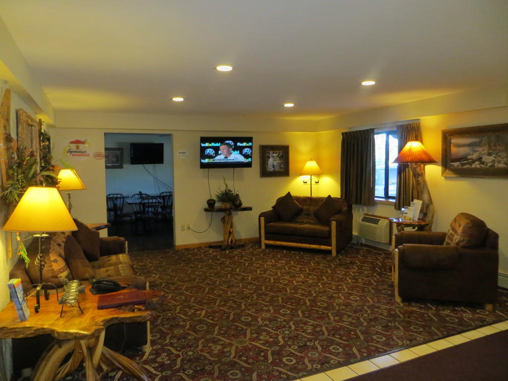 Super 8 By Wyndham Bridgeview Of Mackinaw City Exterior photo